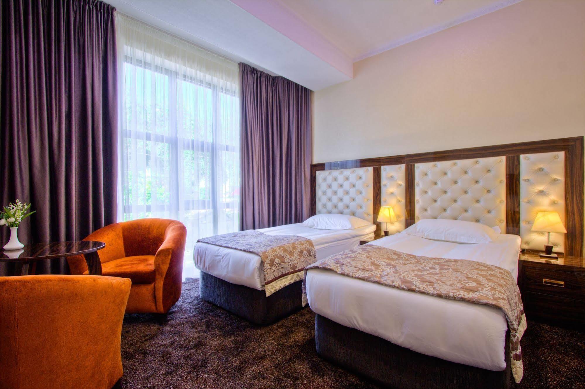 Discovery Hotel Bishkek Exterior photo